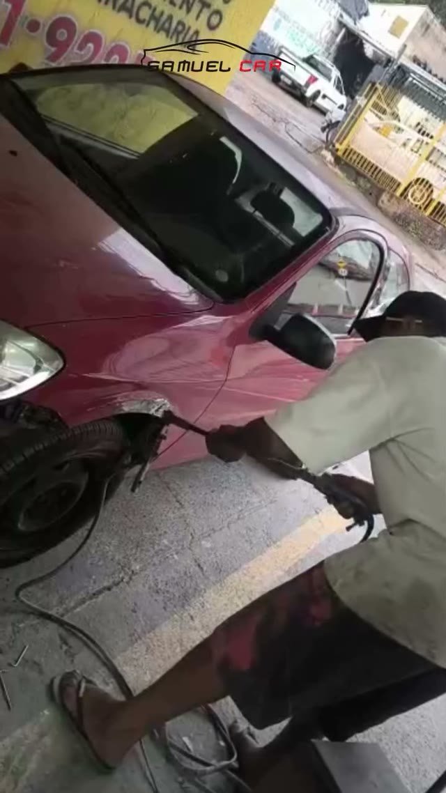 Amassado na lataria antes do reparo na Samuel Car